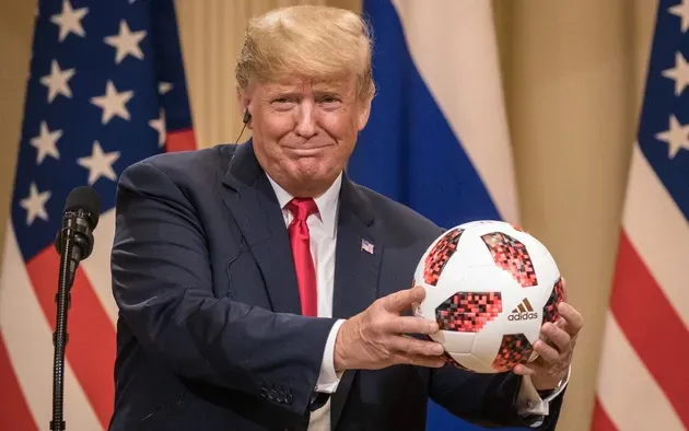 Tổng thống Donald Trump cầm quả bóng World Cup do Tổng thống Nga Vladimir Putin tặng trong cuộc họp báo ngày 16/7/2018 tại Helsinki, Phần Lan. (Ảnh: Getty Images)
