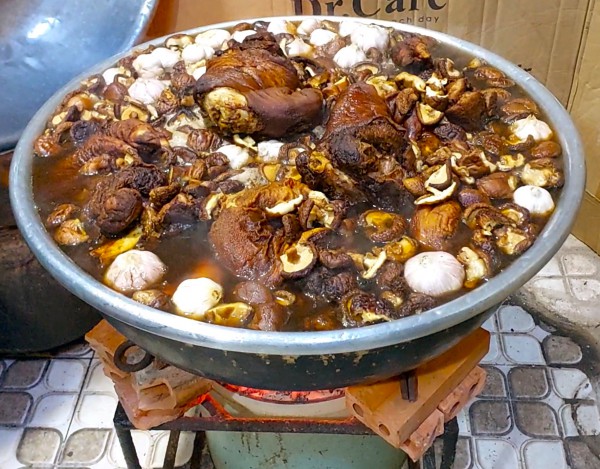 Giò heo bắc thảo 50 năm ở Cà Mau: Bí quyết từ bếp than không tắt