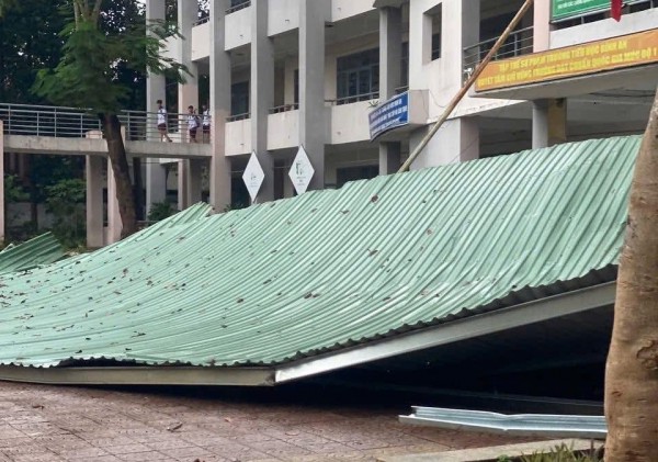 Mái tôn ở trường tiểu học bị cuốn xuống sân trường sau cơn giông lốc
