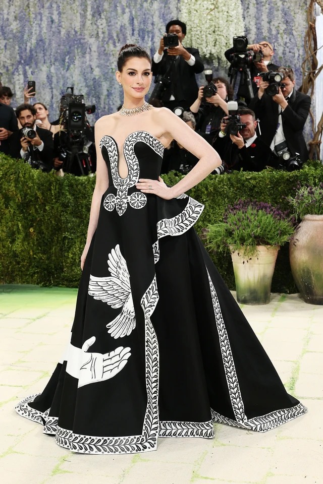 Lisa gây choáng với đầm 3D độc lạ, Jisoo hóa công chúa tại Met Gala 2026 