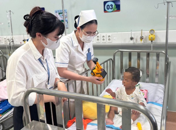 Bé trai 2 tuổi ở TP.HCM bị bạo hành dã man: Mẹ ruột, người tình khai gì?