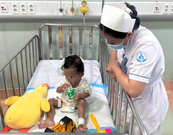 Bé trai 2 tuổi ở TP.HCM bị bạo hành dã man: Mẹ ruột, người tình khai gì?