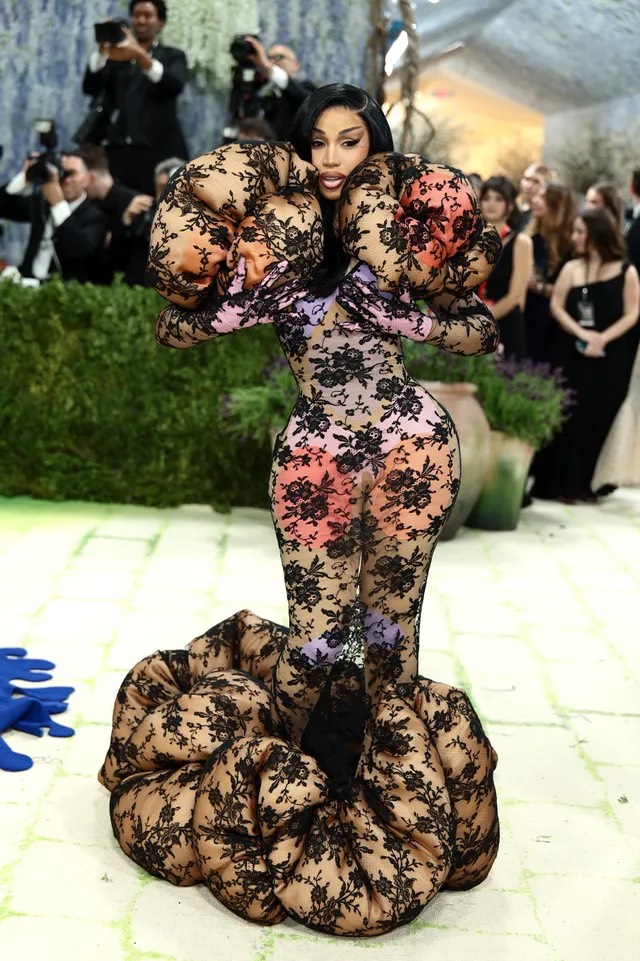 Katy Perry hóa phi hành gia, Heidi Klum biến thành tượng điêu khắc tại Met Gala 2026 