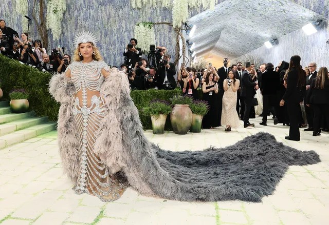 Katy Perry hóa phi hành gia, Heidi Klum biến thành tượng điêu khắc tại Met Gala 2026 