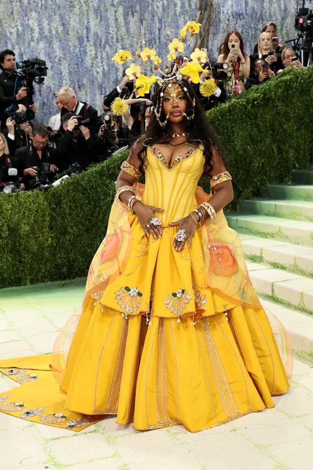 Katy Perry hóa phi hành gia, Heidi Klum biến thành tượng điêu khắc tại Met Gala 2026 