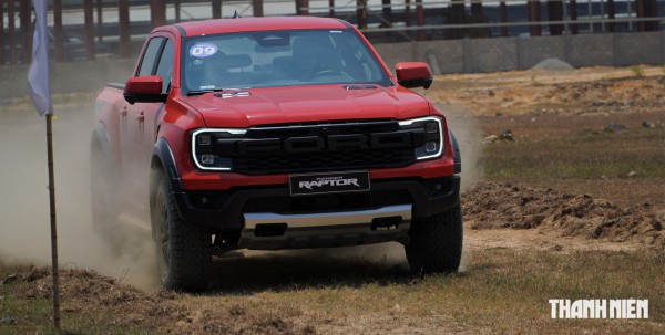 Ford Ranger Raptor máy xăng giá 1,448 tỉ đồng có gì chinh phục 'dân chơi'?