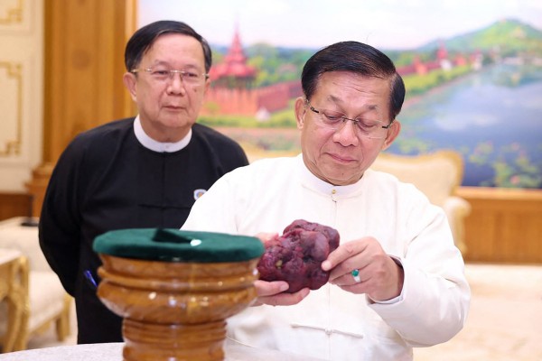 Myanmar đào được viên hồng ngọc nặng 2,2 kg