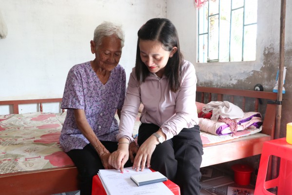 Thủ tục gọn, dân lợi: Làm cả thứ bảy, đến tận nhà hỗ trợ