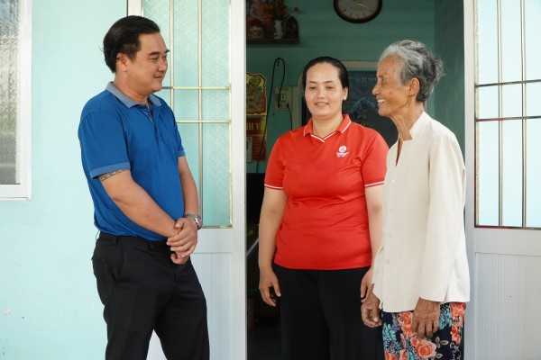 Thủ tục gọn, dân lợi: Làm cả thứ bảy, đến tận nhà hỗ trợ