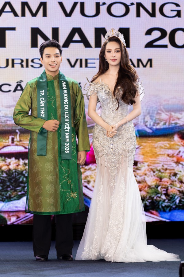 Áo dài phom rộng thành điểm nhấn trên sân khấu nhan sắc   