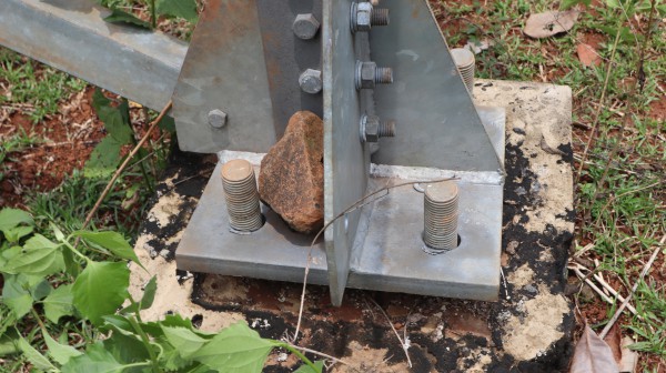 Đồng Nai: Trụ điện 110 kV không có đai ốc ngã đổ gây bất an