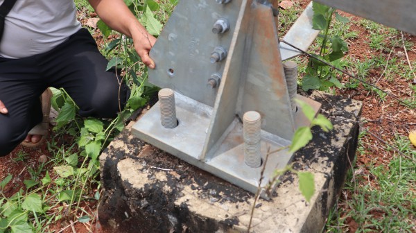 Đồng Nai: Trụ điện 110 kV không có đai ốc ngã đổ gây bất an