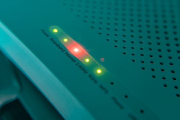 Giải mã tín hiệu đèn chớp nháy liên tục trên router Wi-Fi