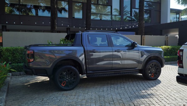 Ford Ranger Wildtrak máy dầu 3.0 lít: Bán tải phổ thông đắt nhất Việt Nam có gì?