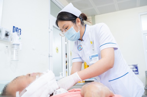 Nghề điều dưỡng: Áp lực, sợ hãi và hành trình giữ lấy sự sống