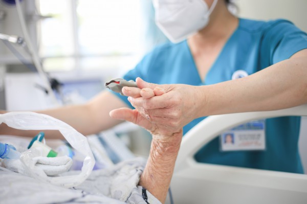 Nghề điều dưỡng: Áp lực, sợ hãi và hành trình giữ lấy sự sống