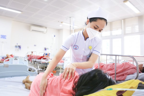 Nghề điều dưỡng: Áp lực, sợ hãi và hành trình giữ lấy sự sống