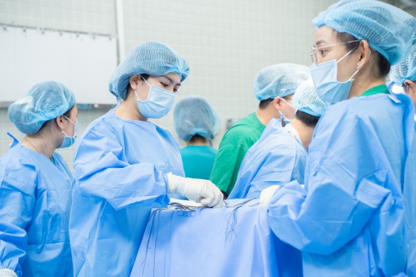 Nghề điều dưỡng: Áp lực, sợ hãi và hành trình giữ lấy sự sống