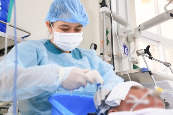 Nghề điều dưỡng: Áp lực, sợ hãi và hành trình giữ lấy sự sống