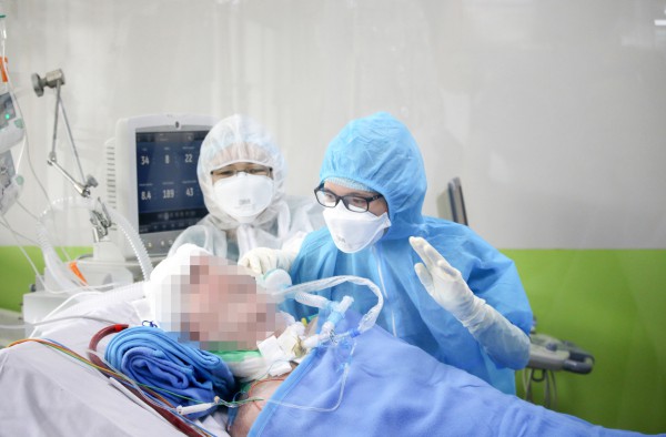 Nghề điều dưỡng: Áp lực, sợ hãi và hành trình giữ lấy sự sống