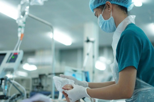 Nghề điều dưỡng: Áp lực, sợ hãi và hành trình giữ lấy sự sống