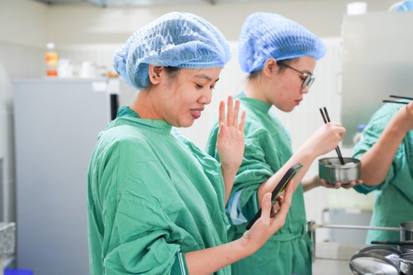 Nghề điều dưỡng: Áp lực, sợ hãi và hành trình giữ lấy sự sống