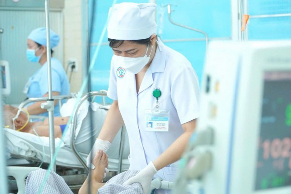 Nghề điều dưỡng: Áp lực, sợ hãi và hành trình giữ lấy sự sống