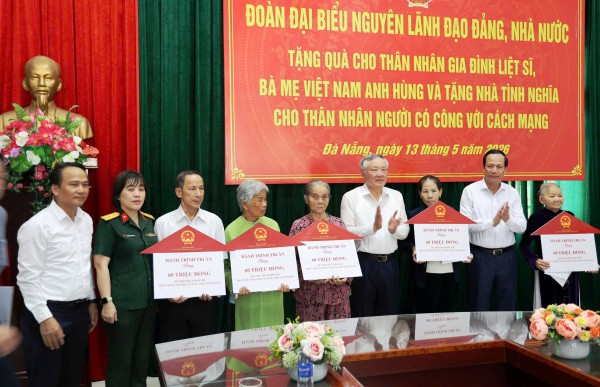 Nguyên Phó thủ tướng trao nhà tình nghĩa cho gia đình người có công ở Đà Nẵng