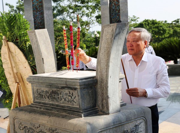 Nguyên Phó thủ tướng trao nhà tình nghĩa cho gia đình người có công ở Đà Nẵng