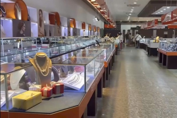 Phát hiện 20 người nước ngoài vi phạm xuất nhập cảnh tại cửa hàng ở Nha Trang