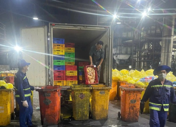 Phát hiện xe tải chở hơn 1,5 tấn gà 'bẩn' vào TP.HCM tiêu thụ