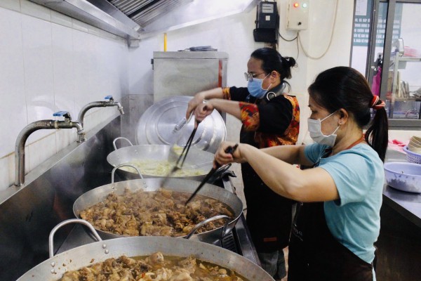Quán cơm miễn phí gần bệnh viện và lời chúc lạ: ‘Mong không gặp lại’