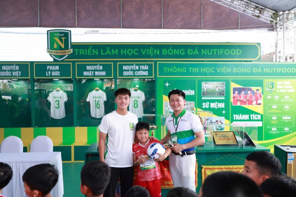 HLV Guillaume Graechen: Người thầy lớn của các ngôi sao nhỏ với triết lý khác biệt