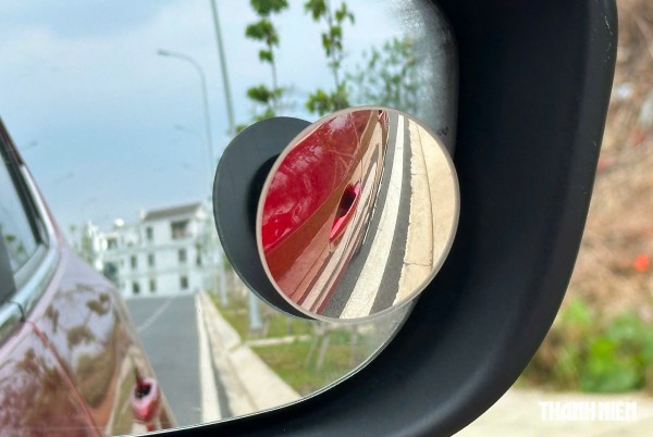 Xe ô tô đời mới có cần lắp gương cầu lồi?