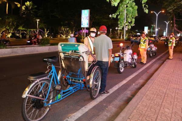 Lái xích lô tại Nha Trang bắt buộc sẽ phải đội mũ bảo hiểm?