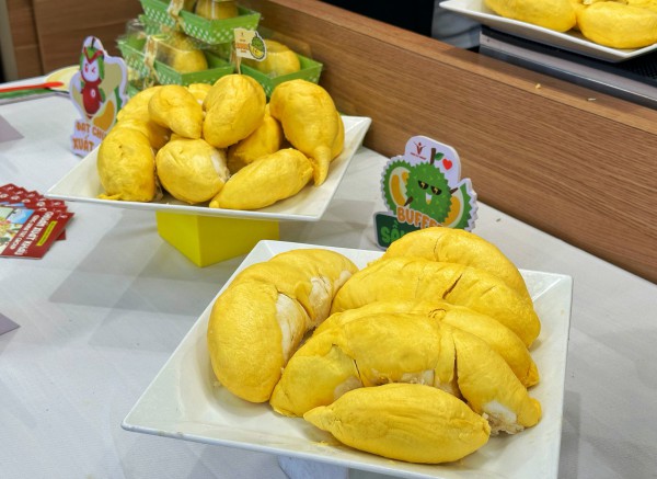 Buffet sầu riêng ở TP.HCM: Chuẩn bị hơn 1 tấn, khách ngồi kín chỗ