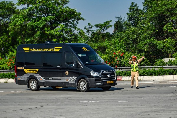 Phân biệt biển báo hiệu dành cho ô tô, chỉ khác nhau dấu mũi tên thế nào? Phân biệt biển báo hiệu dành cho ô tô, chỉ khác nhau dấu mũi tên thế nào?