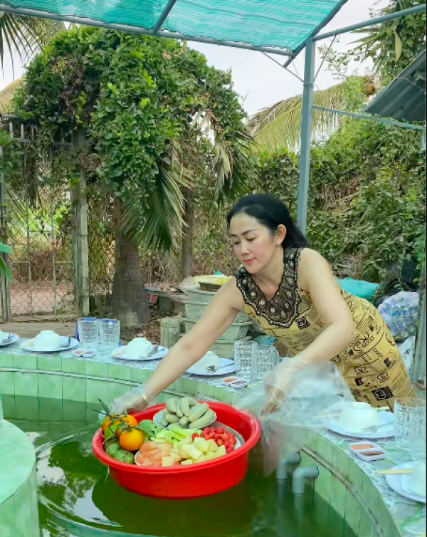 Đám giỗ miền Tây 'có 1 không 2': Đãi tiệc kiểu băng chuyền trên mặt nước