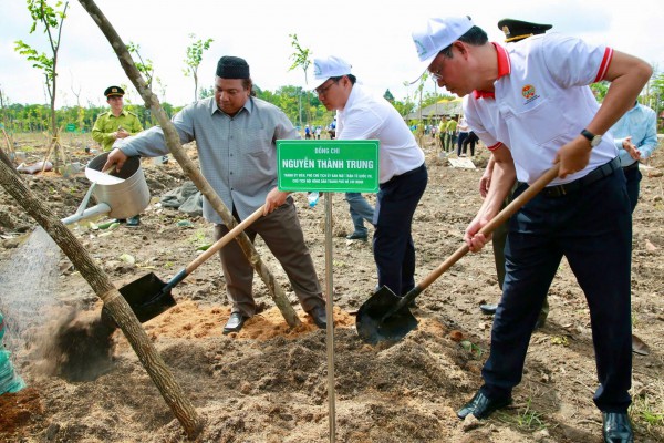 TP.HCM tổ chức trồng cây mừng sinh nhật Bác