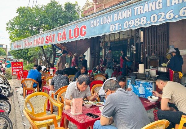 Món cháo... lạ, chỉ bán vài giờ mỗi sáng: Khách đến trễ hết phần