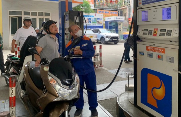 Vì sao không nên để xe gần cạn xăng, dầu mới đi đổ?