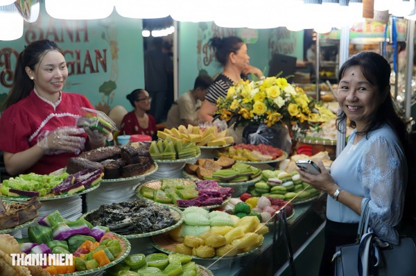 Lễ hội ẩm thực ở ngôi chợ trăm tuổi tại TP.HCM: Hàng trăm loại bánh miền Tây bắt mắt