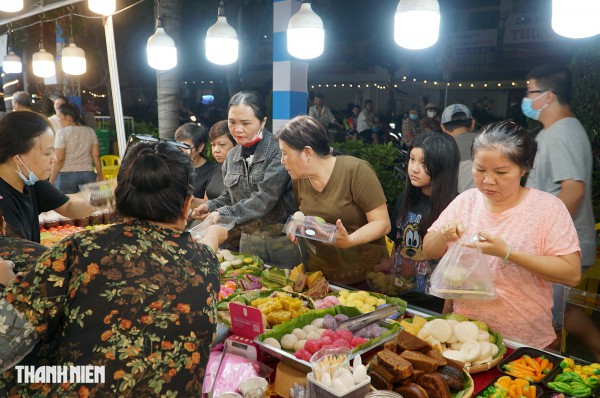 Lễ hội ẩm thực ở ngôi chợ trăm tuổi tại TP.HCM: Hàng trăm loại bánh miền Tây bắt mắt