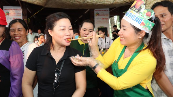 Lễ hội quả điều vàng Đồng Nai: Trăm món ăn từ điều miễn phí Lễ hội quả điều vàng Đồng Nai: Trăm món ăn từ điều miễn phí