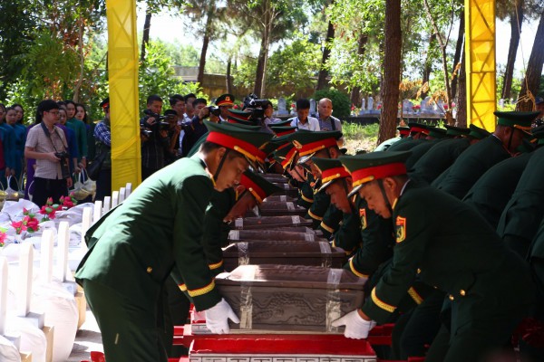 Thủ tướng Lê Minh Hưng dự lễ truy điệu, an táng 28 hài cốt liệt sĩ Thủ tướng Lê Minh Hưng dự lễ truy điệu, an táng 28 hài cốt liệt sĩ