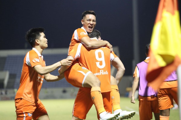 Vòng xoáy trụ hạng V-League bùng nổ: HAGL mất ăn mất ngủ cùng 4 cái tên nào?