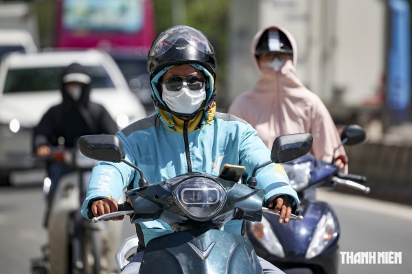 Muôn kiểu chống nắng trong ngày Hà Nội nóng đỉnh điểm