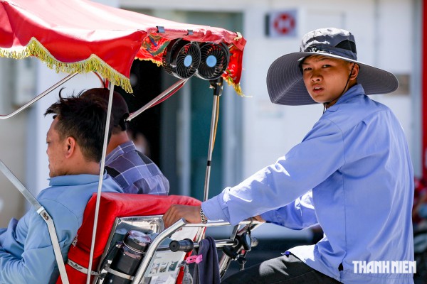 Muôn kiểu chống nắng trong ngày Hà Nội nóng đỉnh điểm