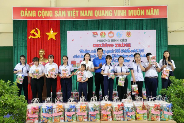 Tết Thiếu nhi 1.6 sớm tại Trường giáo dục chuyên biệt Cần Thơ