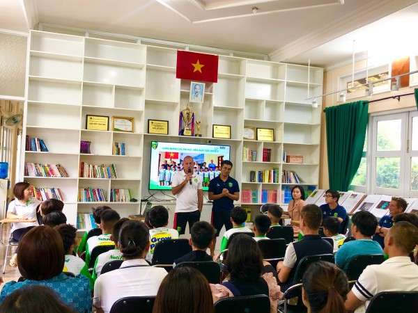 Nguyễn Thái Quốc Cường tự tin thoát bóng người anh họ Công Phượng